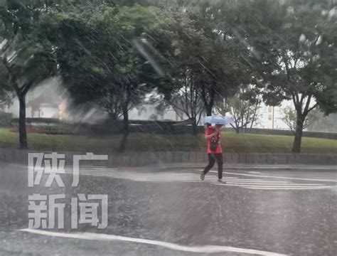 西安昨天暴雨城北多处路段积水 汽车被困桥下_大秦网_腾讯网