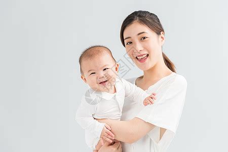妈妈抱着宝宝的图片