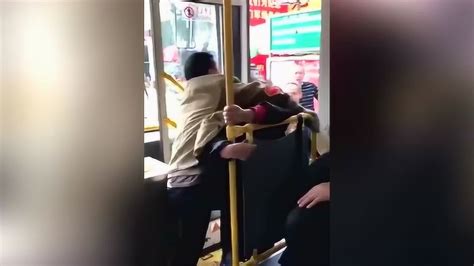 公交司机因老太未买票驱赶下车 双方互相推搡险变冲突_腾讯视频