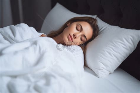 女人在床上睡觉高清图片下载-正版图片600159783-摄图网