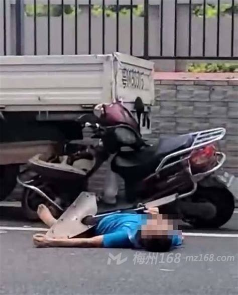 五华一男子骑摩托撞到路边货车！头部出了很多血...