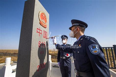 内蒙古移民管理警察描红界碑迎祖国华诞-人民图片网
