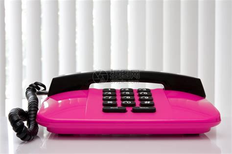 连接商业电信粉红色办公室电话表上反射高清图片下载-正版图片307664324-摄图网
