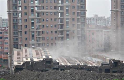 上海倒塌住宅楼体完整 专家称问题或出在地基_凤凰网