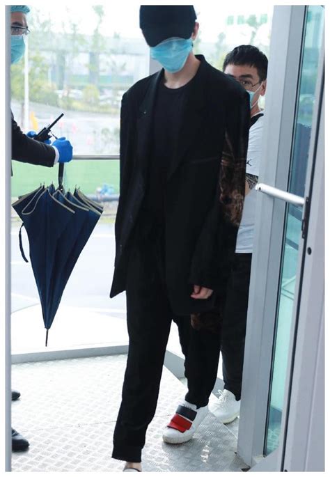 蔡徐坤现身温州机场前往广州录制节目，全身黑色造型十分亮眼酷帅