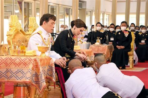 泰国国王携王后接见多国驻泰大使