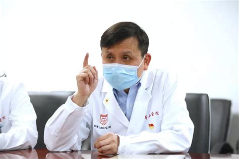 “硬核医生”张文宏：我们一定要跑在病毒前头！_健康 _ 文汇网