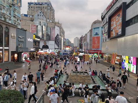 雨中实拍！改造升级的台东步行街 - 青岛新闻网
