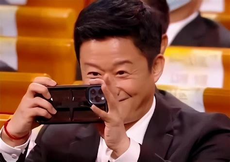 吴京代言中兴手机，却在颁奖礼使用iPhone拍照，行为引热议