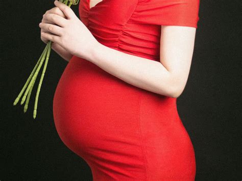 为什么孕妇喜欢挺着大肚子拍照？对宝宝有伤害吗？要注意什么？