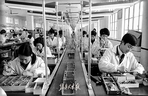 老照片：80年代的国营工厂，曾经是最让人眼馋的“铁饭碗”单位 - 派谷照片修复翻新上色