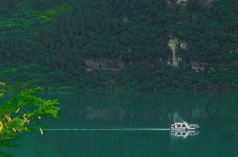 【林湖相映—金山湖】青山隐隐，山水相映，高山平湖的壮美景观让人感叹！_自然户外