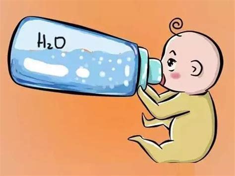 6个月后宝宝，用水杯喝水好处多多，你家宝宝会用吗？|宝宝|水杯|奶瓶_新浪新闻