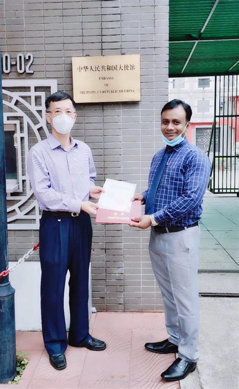 刘振华经商参赞为参加中国对外援助培训项目 孟加拉国学员颁发优秀学员证书