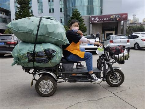 捡废品老太将杂物堆在过道口 这个邻里纠纷谁能管_县市新闻_温州网