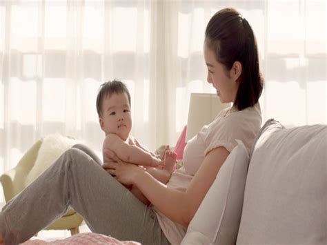 母亲抱着婴儿喂奶视频素材_ID:VCG229607006-VCG.COM