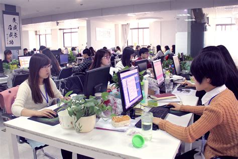 衢州衢江区电商协会走进亿港青年数字科创园 携手共创未来