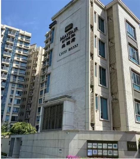 晒晒王祖蓝在香港的豪宅，客厅有个玻璃幕墙，感觉像住在海景房里_白色