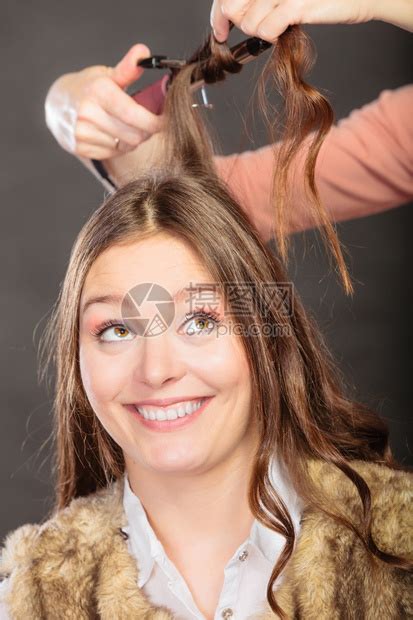 理发师为年轻女卷发理师为漂亮女卷发理师关心她的型高清图片下载-正版图片304132421-摄图网