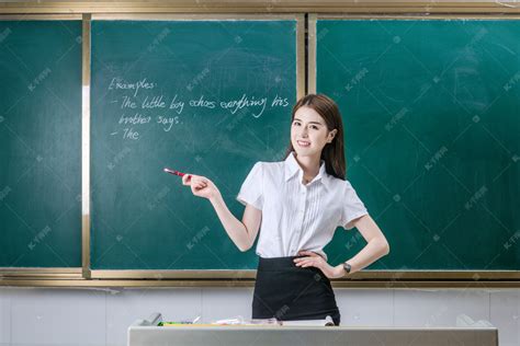 人像教师节讲台前的女老师高清摄影大图-千库网