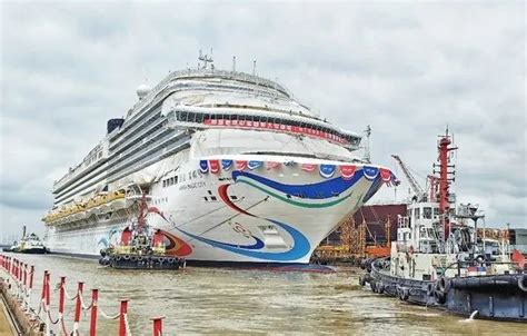 中国首艘国产大邮轮“爱达·魔都号”在上海顺利出坞，将于2023年年底开启首航季