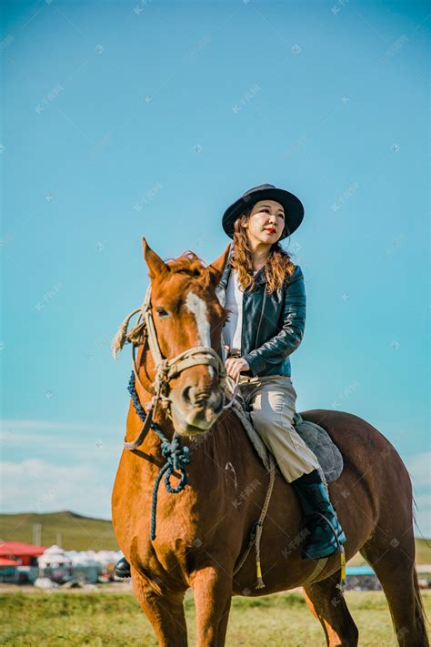 骑马的女人高清摄影大图-千库网