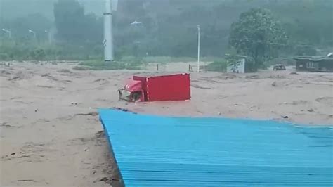 郑州水灾下没啥可以幸免，货车在洪水中也无能为力|郑州市|洪水 ...