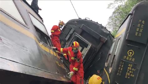 台湾列车脱轨事故原因初步查明 损毁车厢被吊起并移出隧道