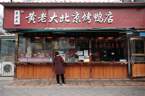 北京烤鸭色香味俱全，外焦里嫩