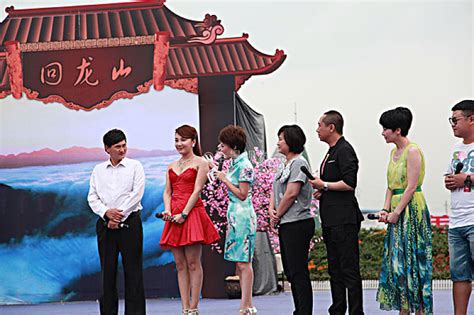 月野带人图片