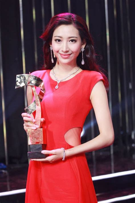 浙江卫视主持人温雅出席星光奖 与春妮同台_娱乐_腾讯网