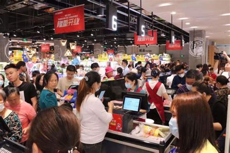 消费者在华东南昌的一家进口超市购买来自世界各地的商品高清图片下载-正版图片504594297-摄图网