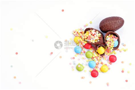 巧克力复活节彩蛋的碎片躺在白色的表面上高清图片下载-正版图片503956264-摄图网