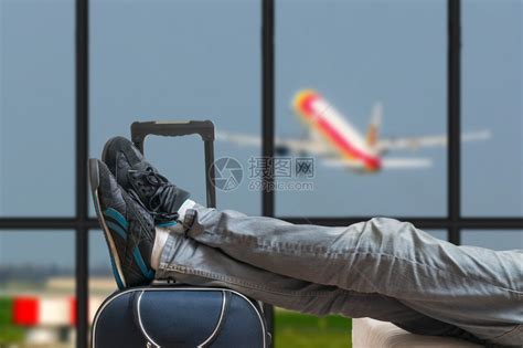 飞机延迟概念乘客疲劳等待飞机抵达机场高清图片下载-正版图片502564140-摄图网