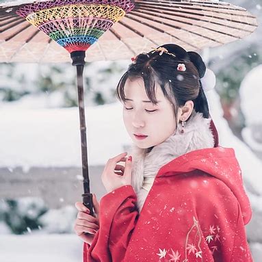 古风持刀头像女生真人版