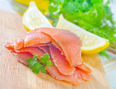 鲑鱼鱼片市场木板美食家橙子美味柜台柠檬产品寿司高清图片下载-正版图片320827600-摄图网