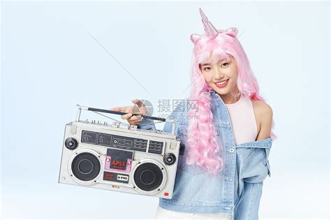 单手提着录音机的时尚粉色长发美女高清图片下载-正版图片501683157-摄图网