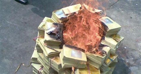 纸烧千年：当外国人烧起欧元纸钱，是时候说说纸钱的本质了_手机新浪网