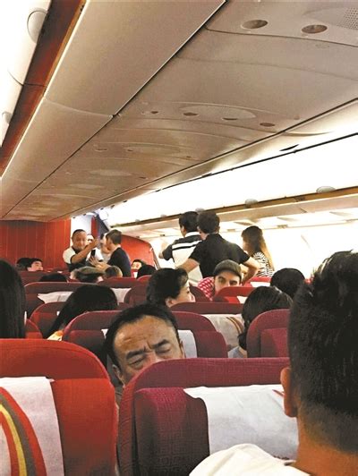 5人机舱内打架被警方带走调查 疑因不满飞机晚点-搜狐新闻