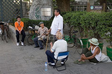 北京什刹海茶艺酒吧一条街上的卖艺人_高清图片_全景视觉