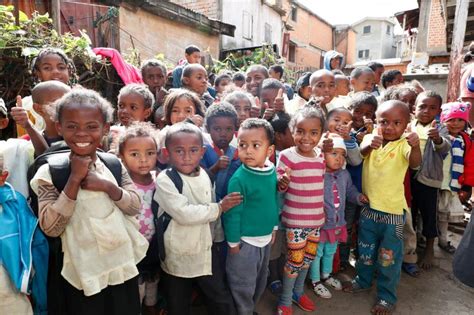 尼泊尔暖心故事：今年五月份到尼泊尔旅行，顺便探望了一家孤儿院|尼泊尔|孤儿院|孤儿_新浪新闻