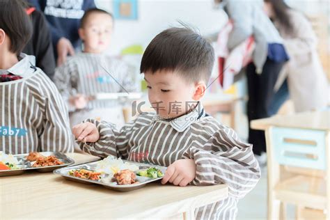 孩子吃饭 中国人图片_孩子吃饭 中国人图片下载_正版高清图片库-Veer图库