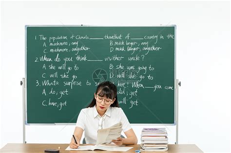 年轻女教师在白板前做笔记高清图片下载-正版图片305181181-摄图网