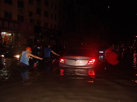 组图：平顶山暴雨后数十辆汽车被淹 市区严重积水--河南新闻--中原网