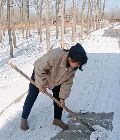 清雪在行动，服务暖人心 —白山市社保局江源分局组织开展扫雪志愿服务活动