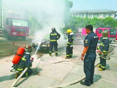 东西湖区一车辆路边自燃 交警消防联手扑灭大火_武汉_新闻中心_长江网_cjn.cn