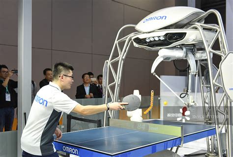 进口博览会 _ 欧姆龙：机器人陪练乒乓球