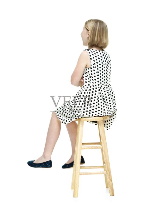 小女孩坐在凳子上的后视图照片摄影图片_ID:146832977-Veer图库