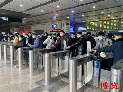 淄博火车站新增隔离护栏和验票窗口