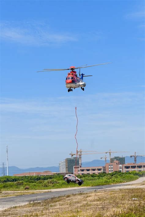 上海直升机在郑州洪涝灾害现场空投物资_凤凰网视频_凤凰网